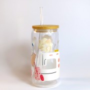 Szklany kubek 550 ml z bambusową pokrywką i szklaną słomką - maszyna do szycia, gumki typu scrunchie, akcesoria krawieckie - pocichitku.pl