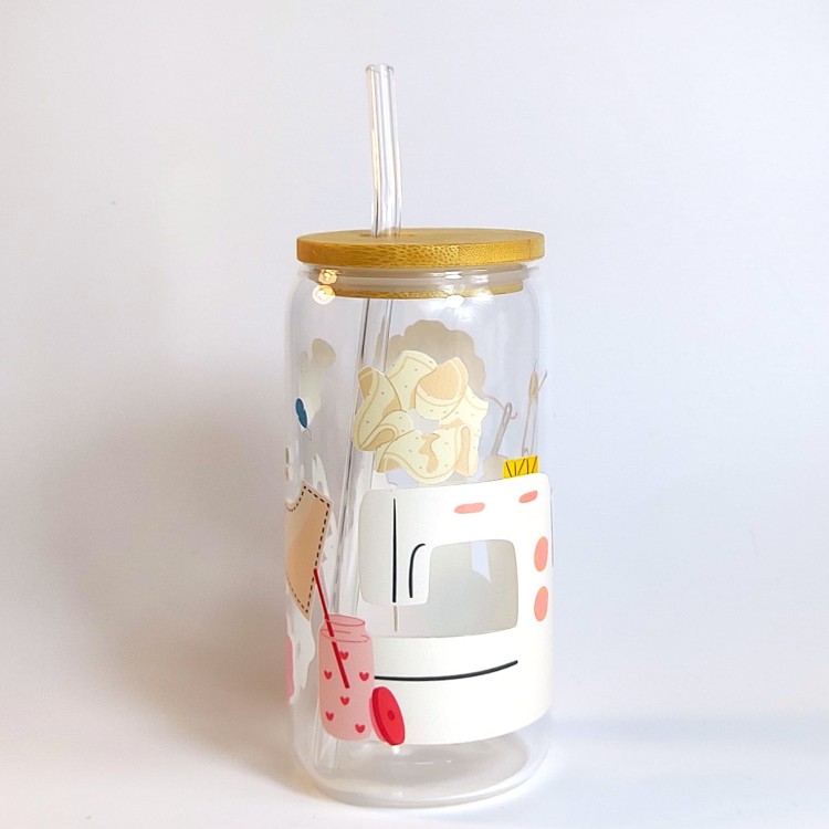 Szklany kubek 550 ml z bambusową pokrywką i szklaną słomką - maszyna do szycia, gumki typu scrunchie, akcesoria krawieckie - pocichitku.pl