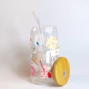 Szklany kubek 550 ml z bambusową pokrywką i szklaną słomką - maszyna do szycia, gumki typu scrunchie, akcesoria krawieckie - pocichitku.pl