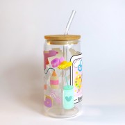 Szklany kubek 550 ml z bambusową pokrywką i szklaną słomką - akcesoria do rękodzieła w pastelowych, jasnych kolorach - pocichutku.pl
