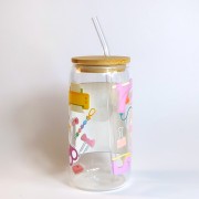 Szklany kubek 550 ml z bambusową pokrywką i szklaną słomką - akcesoria do rękodzieła w pastelowych, jasnych kolorach - pocichutku.pl