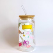 Szklany kubek 550 ml z bambusową pokrywką i szklaną słomką - akcesoria do rękodzieła w pastelowych, jasnych kolorach - pocichutku.pl