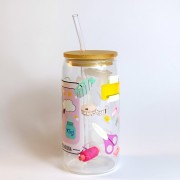 Szklany kubek 550 ml z bambusową pokrywką i szklaną słomką - akcesoria do rękodzieła w pastelowych, jasnych kolorach - pocichutku.pl