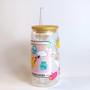Szklany kubek 550 ml z bambusową pokrywką i szklaną słomką - akcesoria do rękodzieła w pastelowych, jasnych kolorach - pocichutku.pl