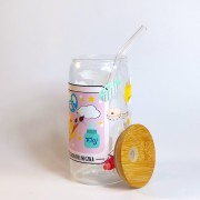 Szklany kubek 550 ml z bambusową pokrywką i szklaną słomką - akcesoria do rękodzieła w pastelowych, jasnych kolorach - pocichutku.pl