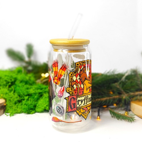 Szklanka 550 ml z bambusową pokrywką i słomką – szklanka z herbem Gryffinforu i elementami Hogwartu – pocichutku.pl