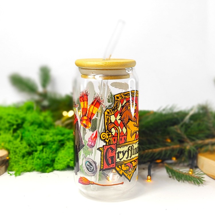 Szklanka 550 ml z bambusową pokrywką i słomką – szklanka z herbem Gryffinforu i elementami Hogwartu – pocichutku.pl