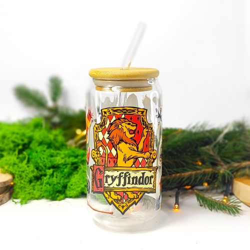 Szklanka 550 ml z bambusową pokrywką i słomką – szklanka z herbem Gryffinforu i elementami Hogwartu – pocichutku.pl