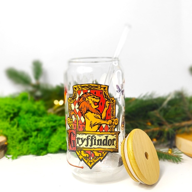 Szklanka 550 ml z bambusową pokrywką i słomką – szklanka z herbem Gryffinforu i elementami Hogwartu – pocichutku.pl.jpg