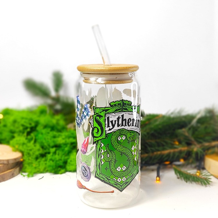 Szklanka 550 ml z bambusową pokrywką i słomką – Slytherin z herbem i motywami z Hogwartu – pocichutku.pl