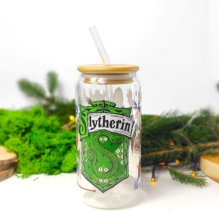 Szklanka 550 ml z bambusową pokrywką i słomką – Slytherin z herbem i motywami z Hogwartu – pocichutku.pl