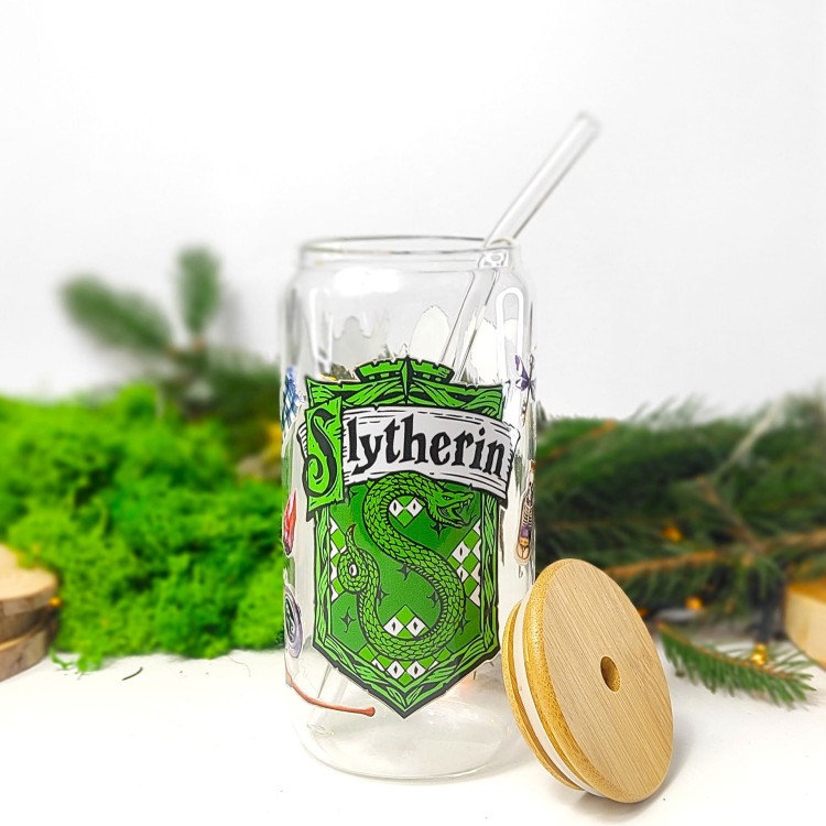 Szklanka 550 ml z bambusową pokrywką i słomką – Slytherin z herbem i motywami z Hogwartu – pocichutku.pl