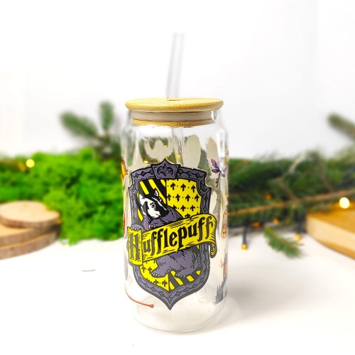 Szklanka 550 ml z bambusową pokrywką i słomką – Hufflepuff z herbem i motywami z Hogwartu – pocichutku.pl