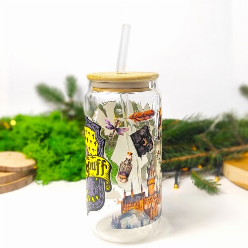Szklanka 550 ml z bambusową pokrywką i słomką – Hufflepuff z herbem i motywami z Hogwartu – pocichutku.pl
