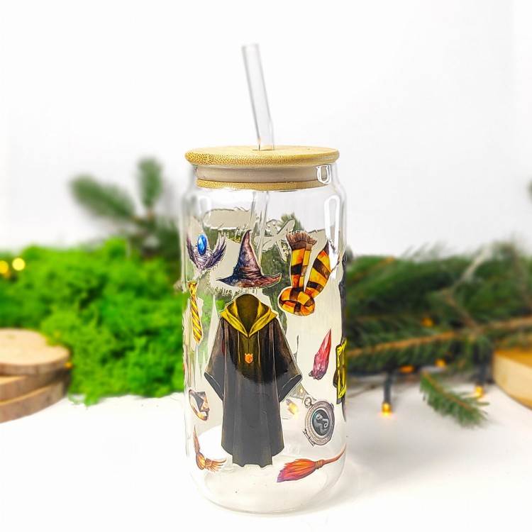Szklanka 550 ml z bambusową pokrywką i słomką – Hufflepuff z herbem i motywami z Hogwartu – pocichutku.pl
