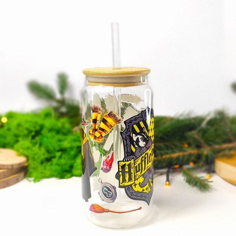 Szklanka 550 ml z bambusową pokrywką i słomką – Hufflepuff z herbem i motywami z Hogwartu – pocichutku.pl