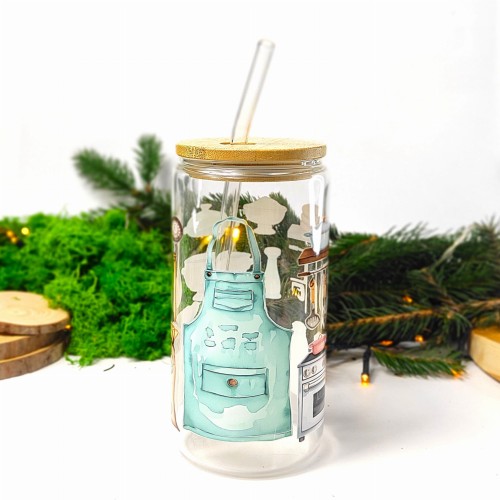 Szklany kubek 550 ml z bambusową pokrywką i szklaną słomką - fartuszek, worek mąki i przyrządy do pieczenia, w pastelowych jasnych kolorach - pocichutku.pl