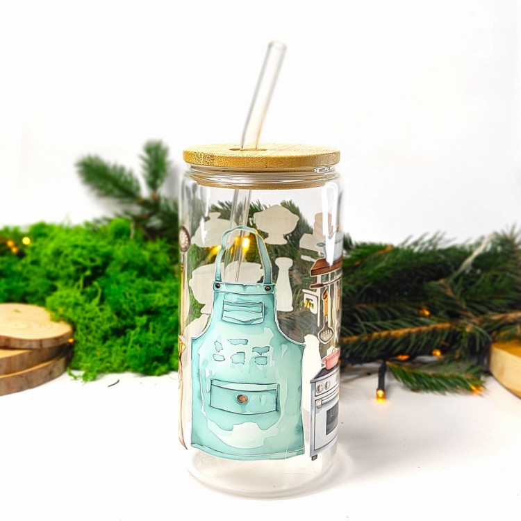 Szklany kubek 550 ml z bambusową pokrywką i szklaną słomką - fartuszek, worek mąki i przyrządy do pieczenia, w pastelowych jasnych kolorach - pocichutku.pl