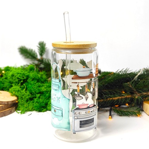 Szklany kubek 550 ml z bambusową pokrywką i szklaną słomką - fartuszek, worek mąki i przyrządy do pieczenia, w pastelowych jasnych kolorach - pocichutku.pl