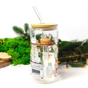 Szklany kubek 550 ml z bambusową pokrywką i szklaną słomką - fartuszek, worek mąki i przyrządy do pieczenia, w pastelowych jasnych kolorach - pocichutku.pl