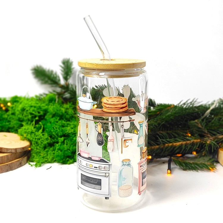Szklany kubek 550 ml z bambusową pokrywką i szklaną słomką - fartuszek, worek mąki i przyrządy do pieczenia, w pastelowych jasnych kolorach - pocichutku.pl