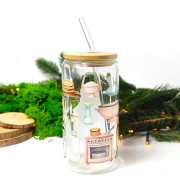 Szklany kubek 550 ml z bambusową pokrywką i szklaną słomką - fartuszek, worek mąki i przyrządy do pieczenia, w pastelowych jasnych kolorach - pocichutku.pl