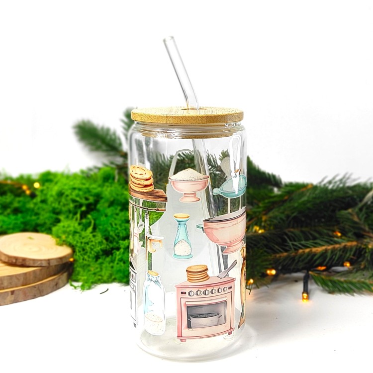 Szklany kubek 550 ml z bambusową pokrywką i szklaną słomką - fartuszek, worek mąki i przyrządy do pieczenia, w pastelowych jasnych kolorach - pocichutku.pl