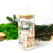 Szklany kubek 550 ml z bambusową pokrywką i szklaną słomką - fartuszek, worek mąki i przyrządy do pieczenia, w pastelowych jasnych kolorach - pocichutku.pl