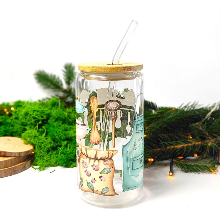Szklany kubek 550 ml z bambusową pokrywką i szklaną słomką - fartuszek, worek mąki i przyrządy do pieczenia, w pastelowych jasnych kolorach - pocichutku.pl