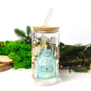 Szklany kubek 550 ml z bambusową pokrywką i szklaną słomką - fartuszek, worek mąki i przyrządy do pieczenia, w pastelowych jasnych kolorach - pocichutku.pl