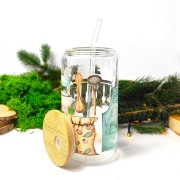 Szklany kubek 550 ml z bambusową pokrywką i szklaną słomką - fartuszek, worek mąki i przyrządy do pieczenia, w pastelowych jasnych kolorach - pocichutku.pl