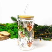 Szklany Świąteczny kubek 550 ml z bambusową pokrywką i szklaną słomką - słodkie główki reniferków i śnieżynki - pocichutku.pl