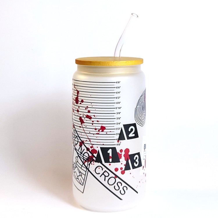 Szklany kubek z mlecznego szkła 550 ml z bambusową pokrywką i słomką - kryminalne akcenty miejsce zbrodni ślady dowody - pocichutku.pl