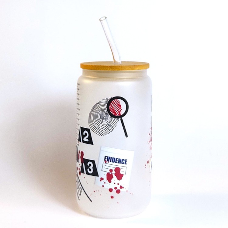 Szklany kubek z mlecznego szkła 550 ml z bambusową pokrywką i słomką - kryminalne akcenty miejsce zbrodni ślady dowody - pocichutku.pl