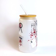 Szklany kubek z mlecznego szkła 550 ml z bambusową pokrywką i słomką - kryminalne akcenty miejsce zbrodni ślady dowody - pocichutku.pl