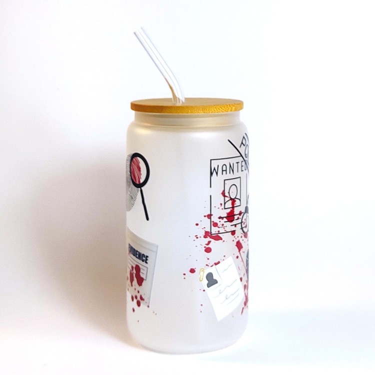 Szklany kubek z mlecznego szkła 550 ml z bambusową pokrywką i słomką - kryminalne akcenty miejsce zbrodni ślady dowody - pocichutku.pl