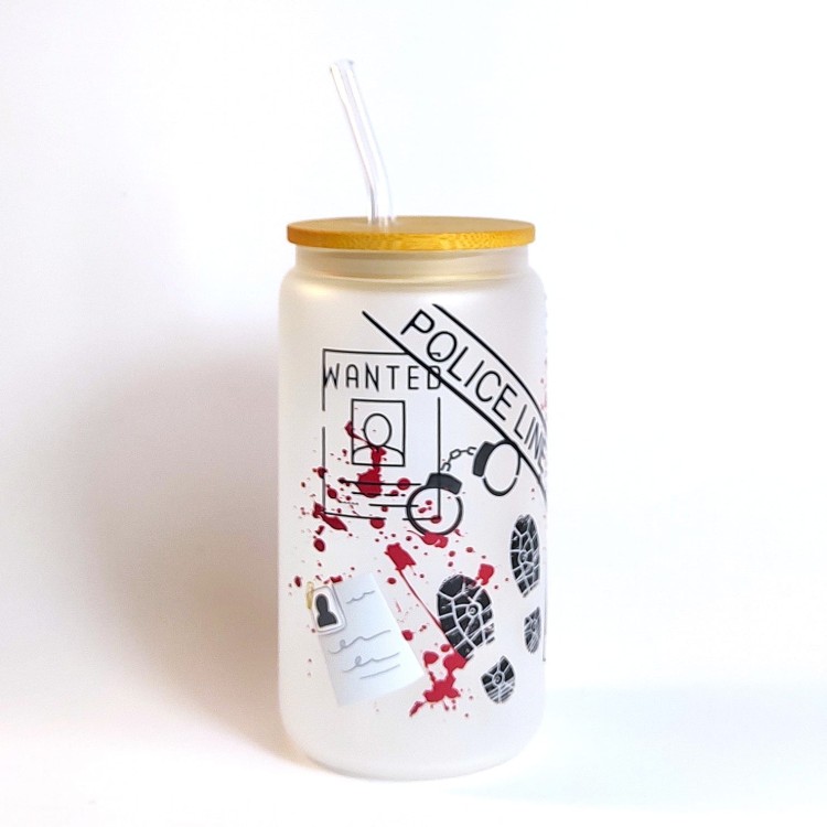 Szklany kubek z mlecznego szkła 550 ml z bambusową pokrywką i słomką - kryminalne akcenty miejsce zbrodni ślady dowody - pocichutku.pl