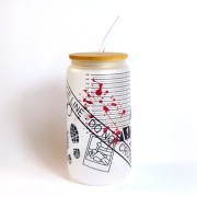 Szklany kubek z mlecznego szkła 550 ml z bambusową pokrywką i słomką - kryminalne akcenty miejsce zbrodni ślady dowody - pocichutku.pl