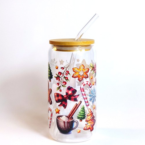 Świąteczny szklany kubek 550 ml z bambusową pokrywką i słomką - magia Świąt Bożego Narodzenia - pocichutku.pl