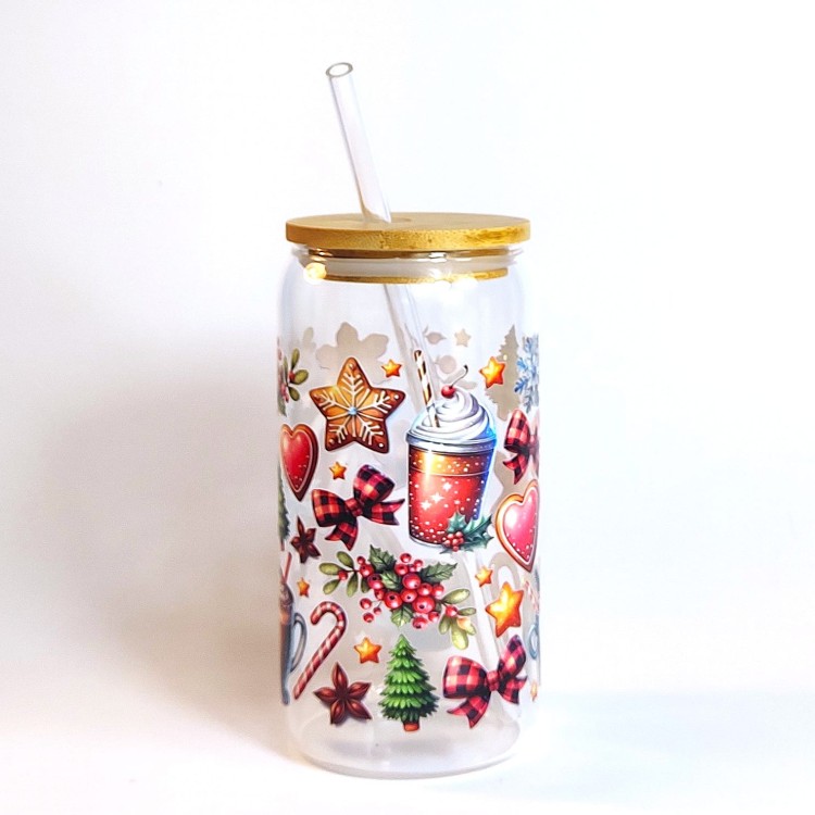Świąteczny szklany kubek 550 ml z bambusową pokrywką i słomką - magia Świąt Bożego Narodzenia - pocichutku.pl