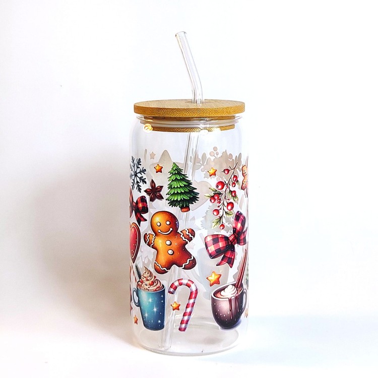 Świąteczny szklany kubek 550 ml z bambusową pokrywką i słomką - magia Świąt Bożego Narodzenia - pocichutku.pl