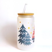 Świąteczny szklany kubek 550 ml mleczne szkło z bambusową pokrywką i słomką - czerwony samochód z choinką na bagażniku merry christmas choinki - pocichutku.pl