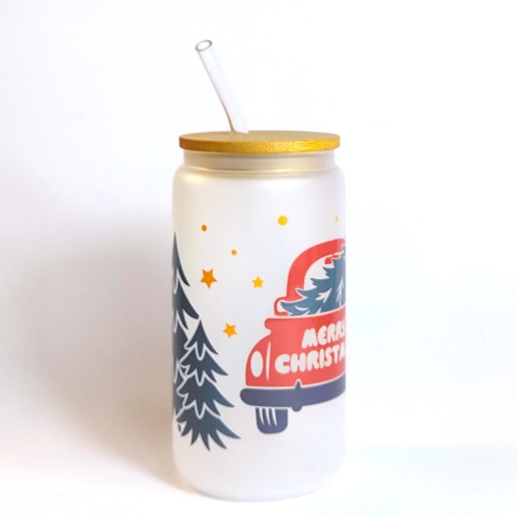 Świąteczny szklany kubek 550 ml mleczne szkło z bambusową pokrywką i słomką - czerwony samochód z choinką na bagażniku merry christmas choinki - pocichutku.pl