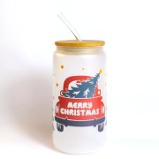Świąteczny szklany kubek 550 ml mleczne szkło z bambusową pokrywką i słomką - czerwony samochód z choinką na bagażniku merry christmas choinki - pocichutku.pl