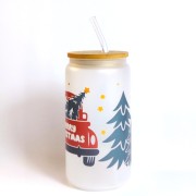 Świąteczny szklany kubek 550 ml mleczne szkło z bambusową pokrywką i słomką - czerwony samochód z choinką na bagażniku merry christmas choinki - pocichutku.pl