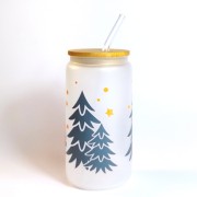 Świąteczny szklany kubek 550 ml mleczne szkło z bambusową pokrywką i słomką - czerwony samochód z choinką na bagażniku merry christmas choinki - pocichutku.pl