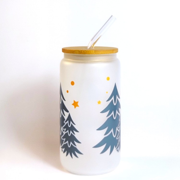 Świąteczny szklany kubek 550 ml mleczne szkło z bambusową pokrywką i słomką - czerwony samochód z choinką na bagażniku merry christmas choinki - pocichutku.pl