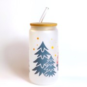 Świąteczny szklany kubek 550 ml mleczne szkło z bambusową pokrywką i słomką - czerwony samochód z choinką na bagażniku merry christmas choinki - pocichutku.pl