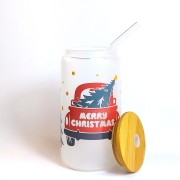 Świąteczny szklany kubek 550 ml mleczne szkło z bambusową pokrywką i słomką - czerwony samochód z choinką na bagażniku merry christmas choinki - pocichutku.pl
