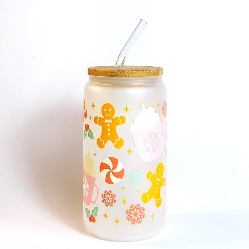 Świąteczny szklany kubek 550 ml na mlecznym szkle z bambusową pokrywką i słomką - pastelowe pierniczki różowe kubki z śmietaną śnieżynki - pocichutku.pl